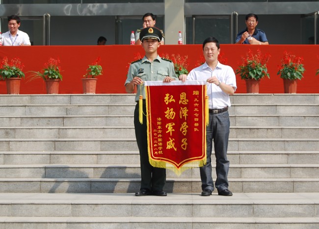 洛陽東外中學(xué)部新生軍訓(xùn)會(huì)操表演
