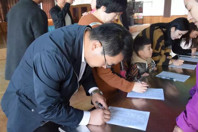 讓我們?cè)趷?ài)和信任中相遇—洛陽(yáng)東外二年級(jí)家長(zhǎng)學(xué)校