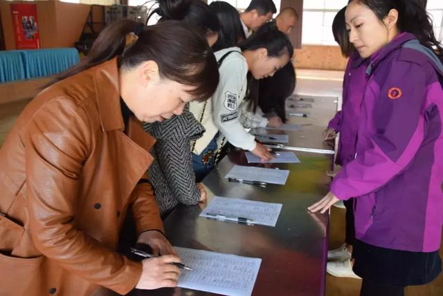 讓我們?cè)趷?ài)和信任中相遇—洛陽(yáng)東外二年級(jí)家長(zhǎng)學(xué)校