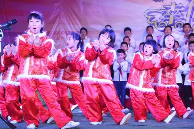 讓我們?cè)趷?ài)和信任中相遇—洛陽(yáng)東外二年級(jí)家長(zhǎng)學(xué)校