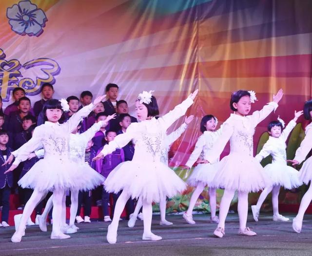 讓我們?cè)趷?ài)和信任中相遇—洛陽(yáng)東外二年級(jí)家長(zhǎng)學(xué)校