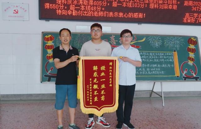 金杯銀杯不如家長(zhǎng)的口碑，金獎(jiǎng)銀獎(jiǎng)不如家長(zhǎng)的褒獎(jiǎng)
