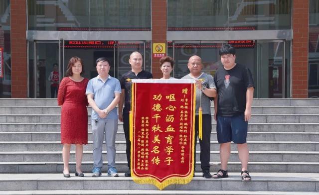 金杯銀杯不如家長(zhǎng)的口碑，金獎(jiǎng)銀獎(jiǎng)不如家長(zhǎng)的褒獎(jiǎng)