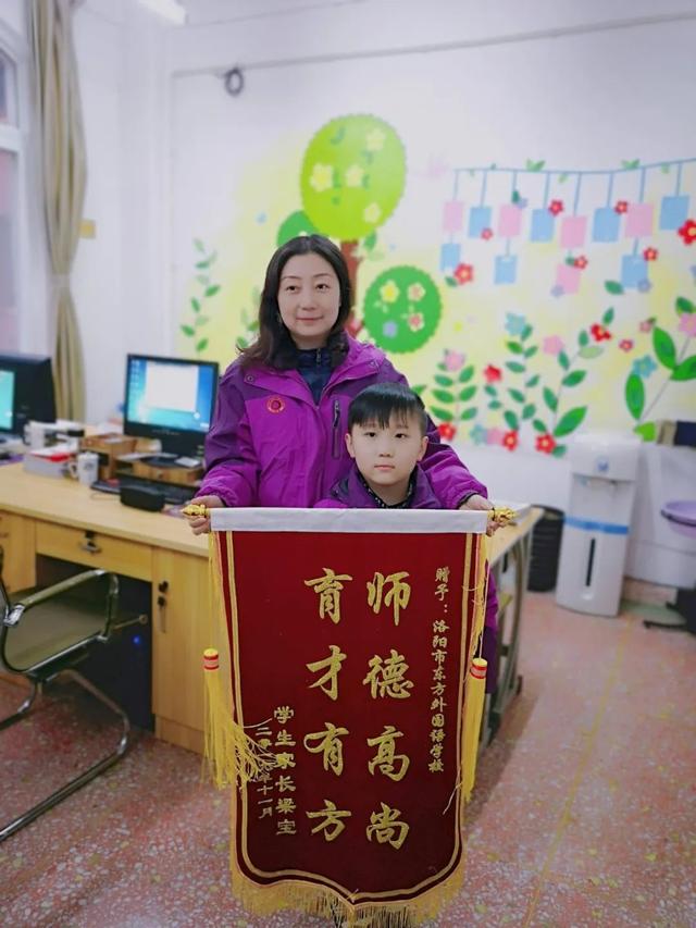 金杯銀杯不如家長(zhǎng)的口碑，金獎(jiǎng)銀獎(jiǎng)不如家長(zhǎng)的褒獎(jiǎng)