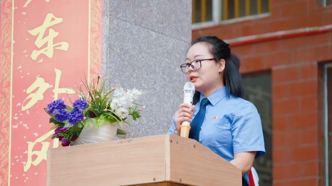 敬法律之劍 做守法公民—洛陽東外法治副校長聘任儀式暨法治講座