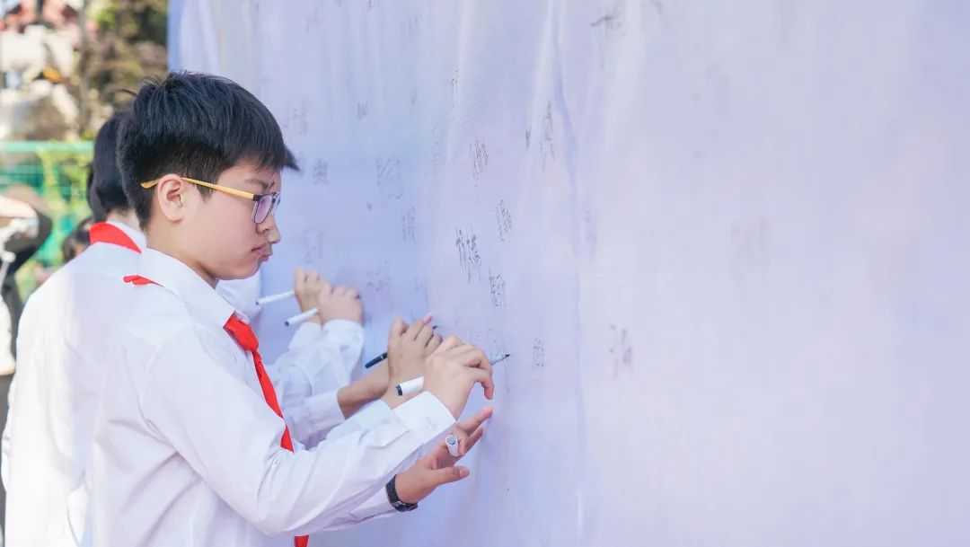 青春不散場(chǎng)，追夢(mèng)再出發(fā)——洛陽東外2022屆小學(xué)生畢業(yè)典禮