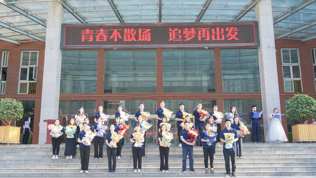 青春不散場(chǎng)，追夢(mèng)再出發(fā)——洛陽東外2022屆小學(xué)生畢業(yè)典禮