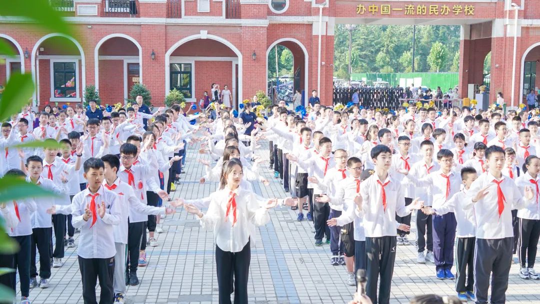 青春不散場(chǎng)，追夢(mèng)再出發(fā)——洛陽東外2022屆小學(xué)生畢業(yè)典禮