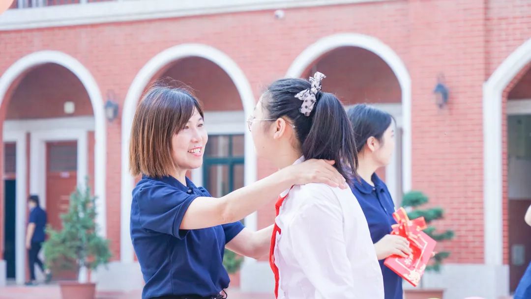 青春不散場(chǎng)，追夢(mèng)再出發(fā)——洛陽東外2022屆小學(xué)生畢業(yè)典禮