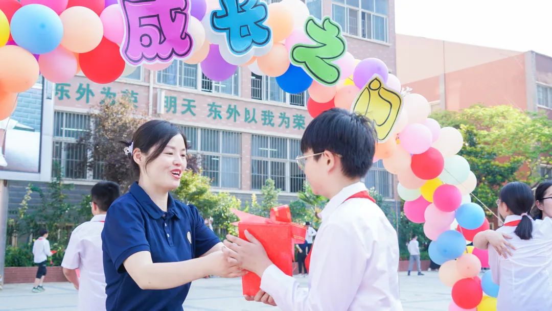 青春不散場(chǎng)，追夢(mèng)再出發(fā)——洛陽東外2022屆小學(xué)生畢業(yè)典禮