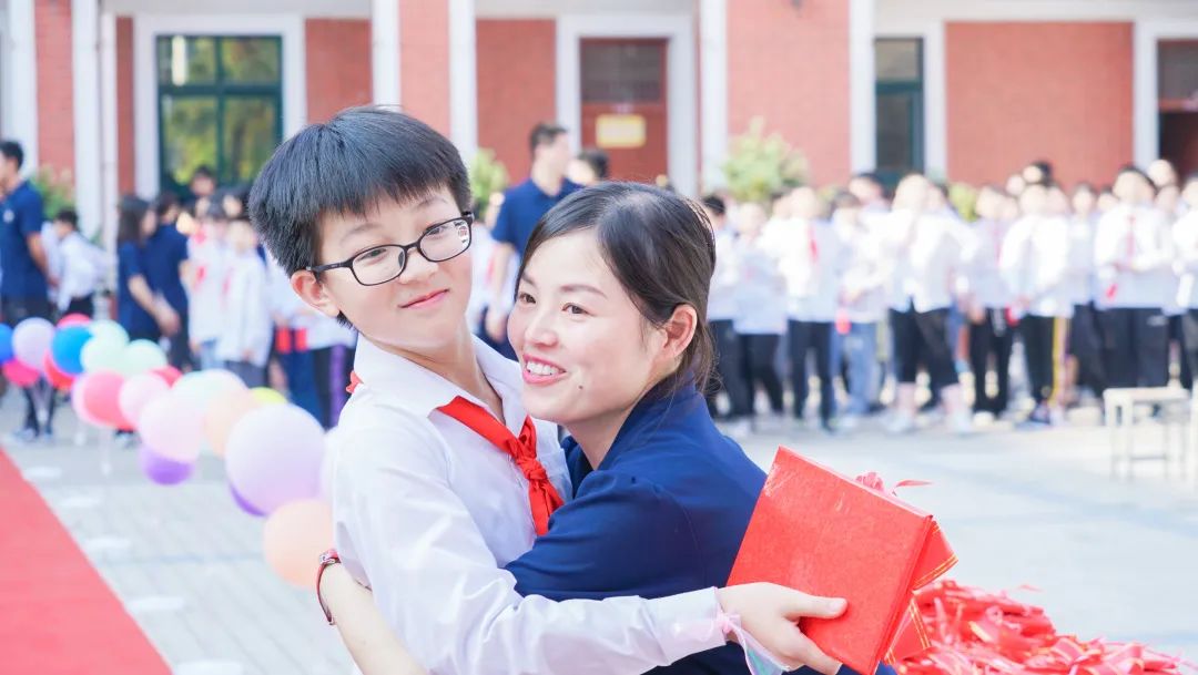 青春不散場(chǎng)，追夢(mèng)再出發(fā)——洛陽東外2022屆小學(xué)生畢業(yè)典禮