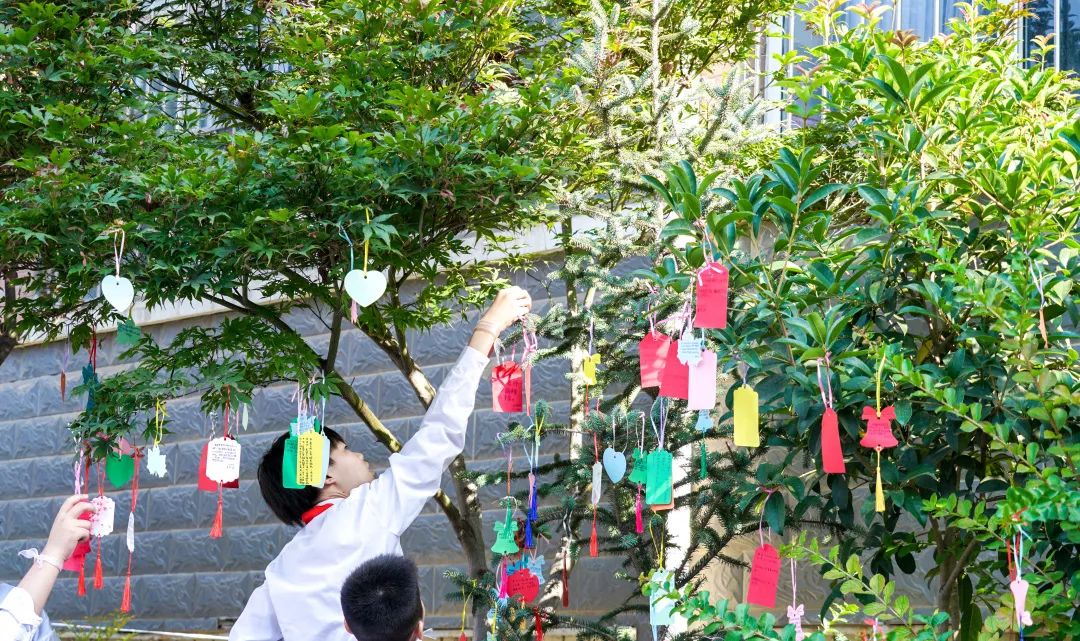 青春不散場(chǎng)，追夢(mèng)再出發(fā)——洛陽東外2022屆小學(xué)生畢業(yè)典禮