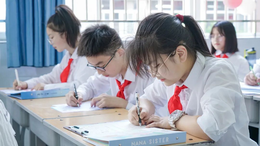 青春不散場(chǎng)，追夢(mèng)再出發(fā)——洛陽東外2022屆小學(xué)生畢業(yè)典禮