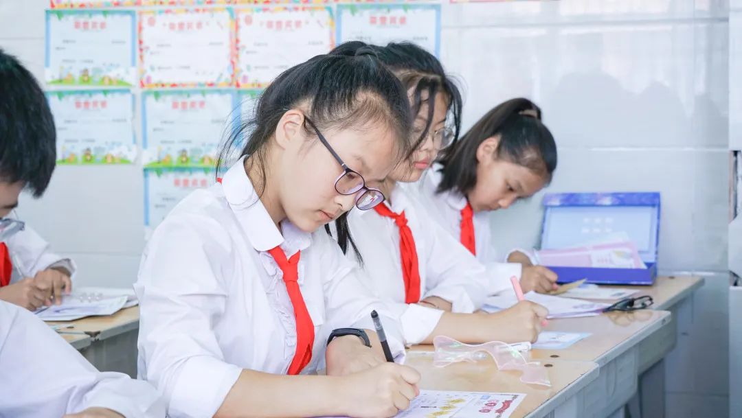 青春不散場(chǎng)，追夢(mèng)再出發(fā)——洛陽東外2022屆小學(xué)生畢業(yè)典禮