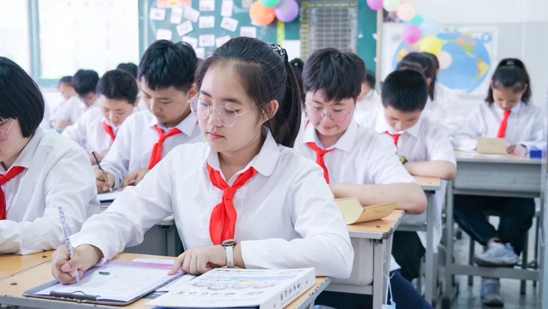 青春不散場(chǎng)，追夢(mèng)再出發(fā)——洛陽東外2022屆小學(xué)生畢業(yè)典禮