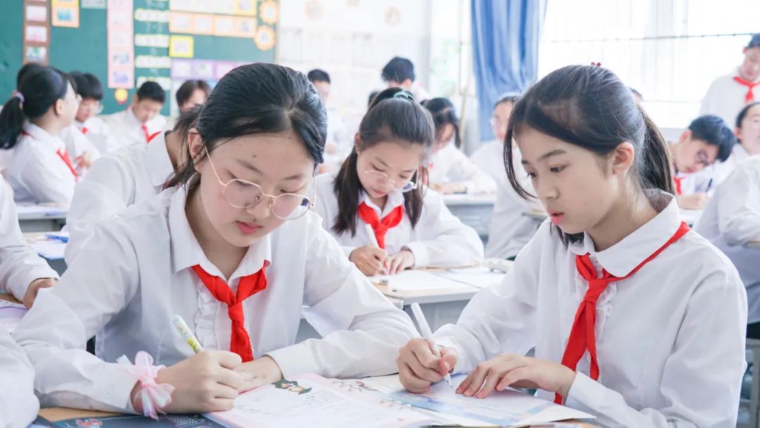 青春不散場(chǎng)，追夢(mèng)再出發(fā)——洛陽東外2022屆小學(xué)生畢業(yè)典禮