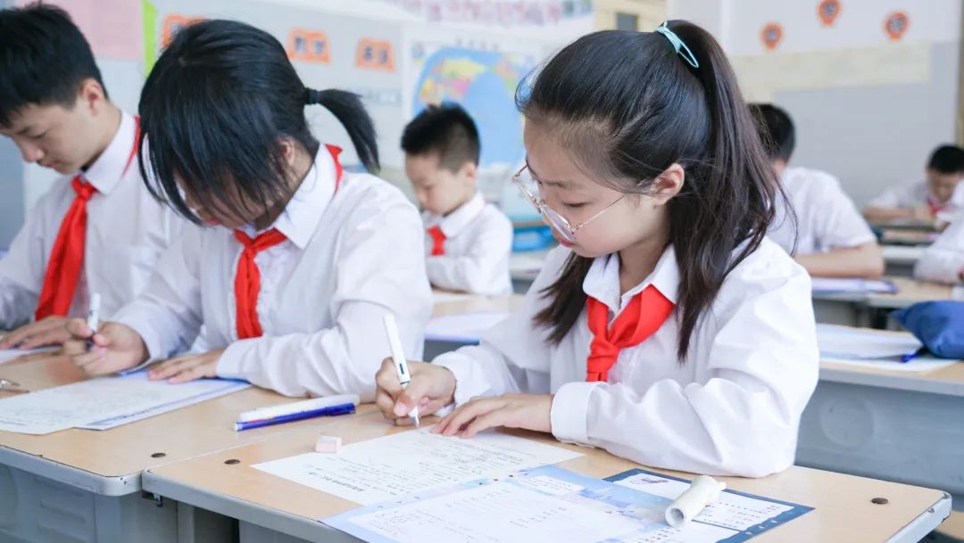 青春不散場(chǎng)，追夢(mèng)再出發(fā)——洛陽東外2022屆小學(xué)生畢業(yè)典禮