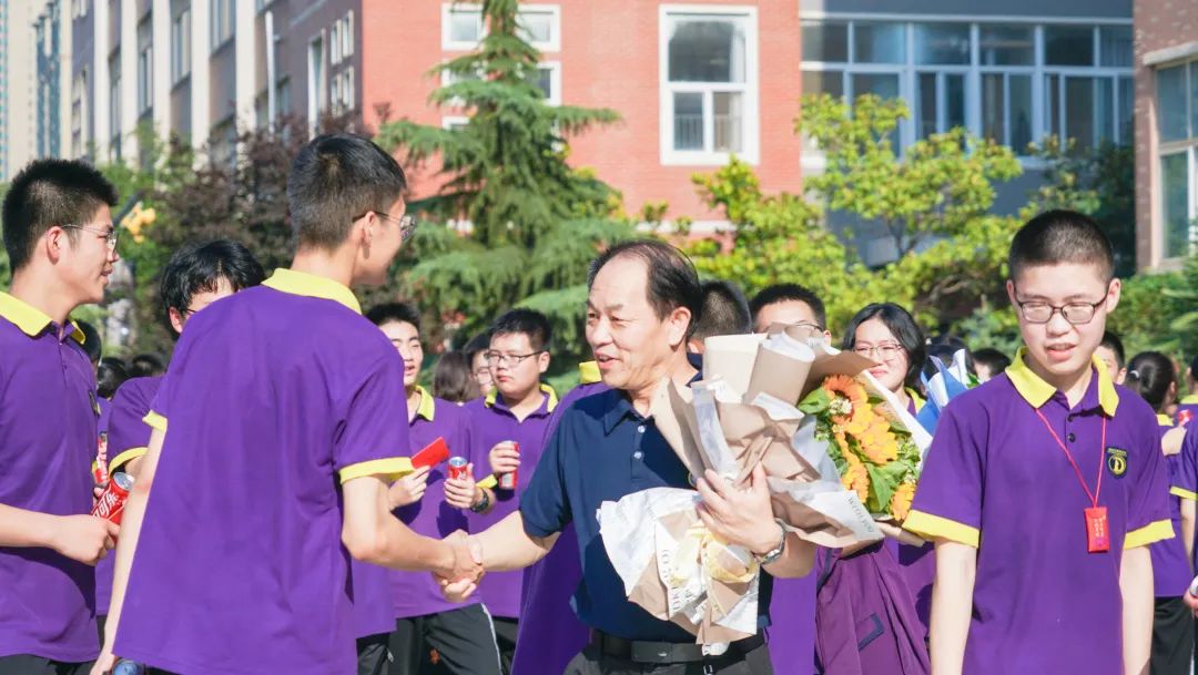 青春綻放 夢(mèng)想起航——洛陽(yáng)東外初中部2022級(jí)畢業(yè)典禮暨壯行大會(huì)