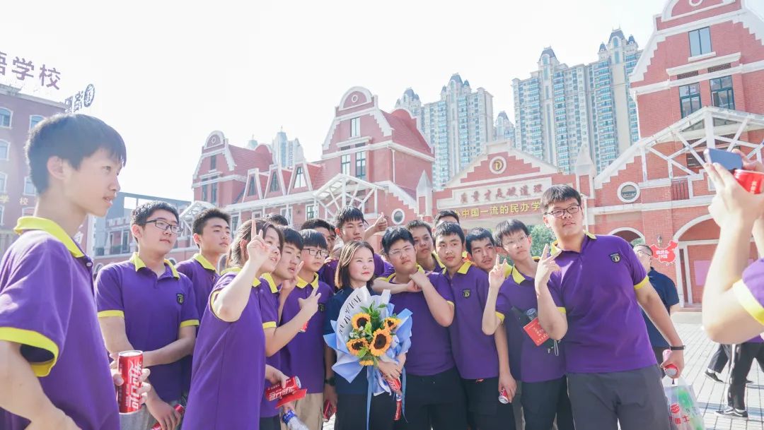 青春綻放 夢(mèng)想起航——洛陽(yáng)東外初中部2022級(jí)畢業(yè)典禮暨壯行大會(huì)