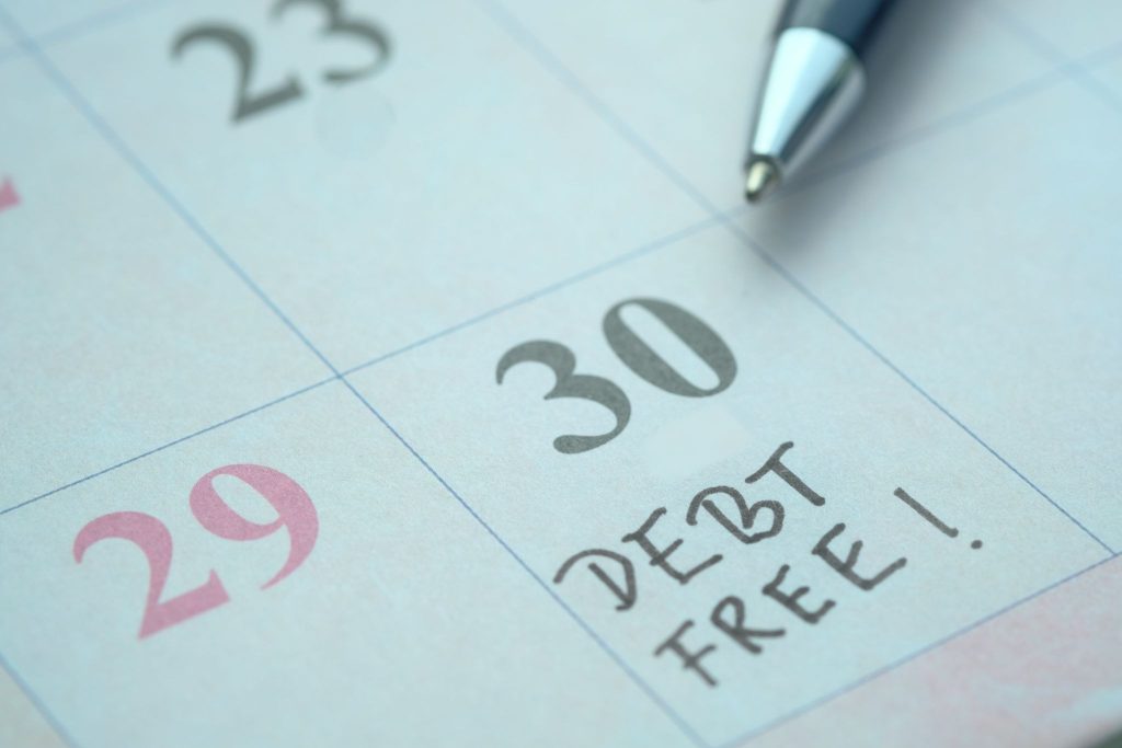 How can a debt consolidation plan reduce monthly payments?